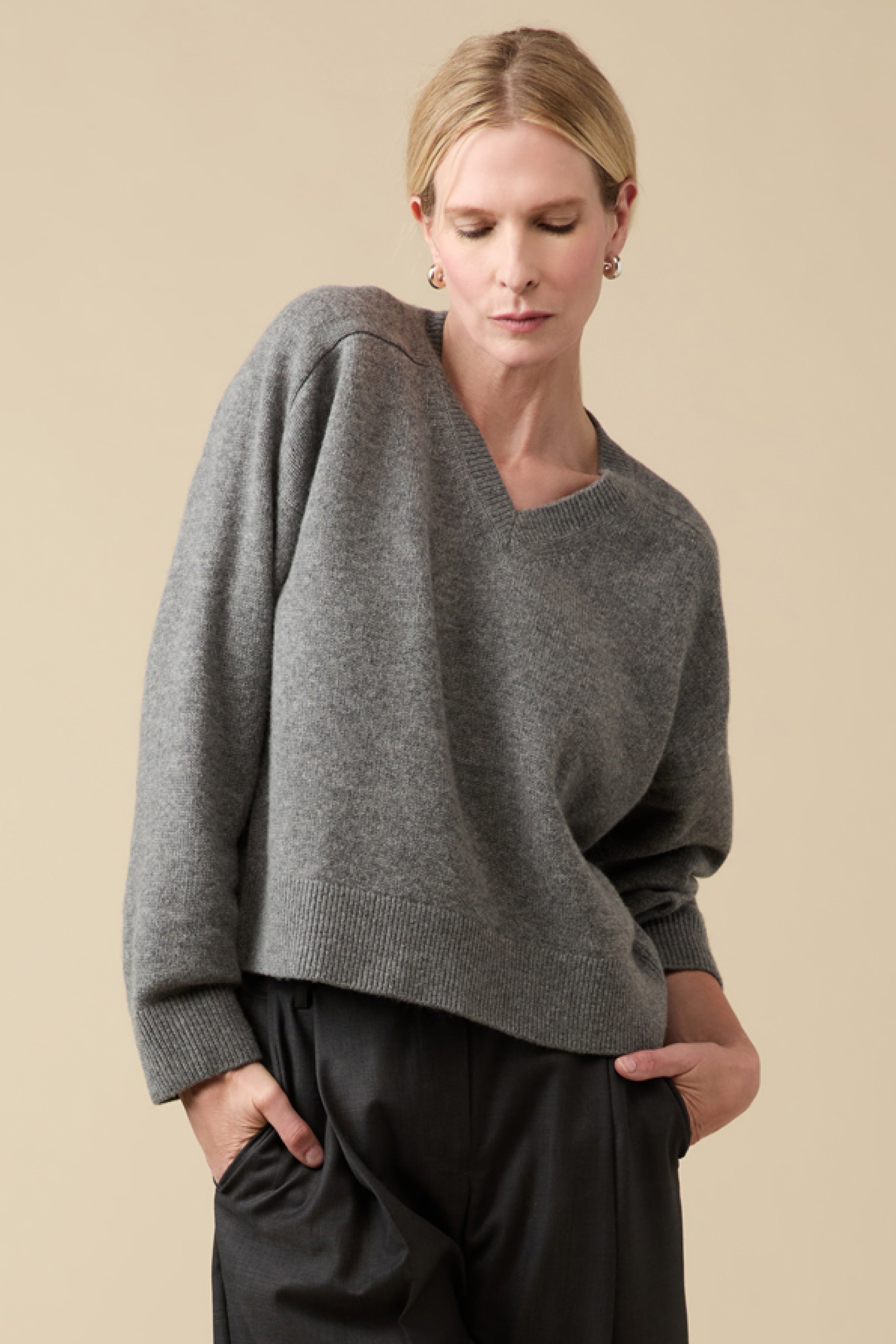 nooy. ダークグレー Vネック セーター 長袖 The Cashmere V-Neck in Heather Grey – Sold Out NYC
