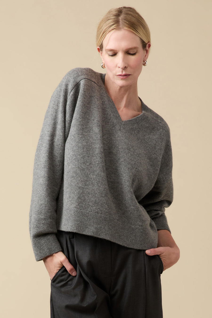 The Cashmere V-Neck in Heather Grey