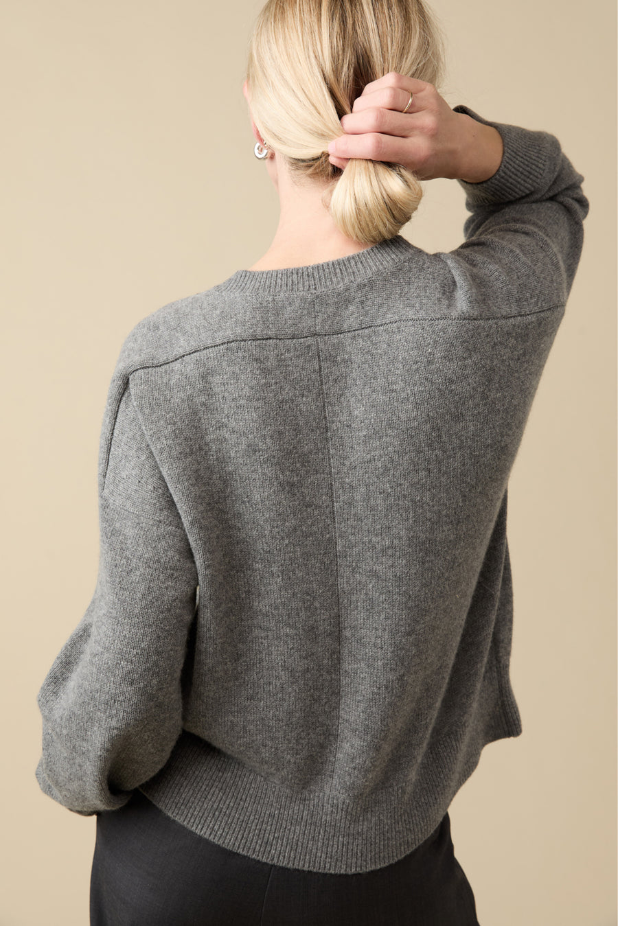 The Cashmere V-Neck in Heather Grey