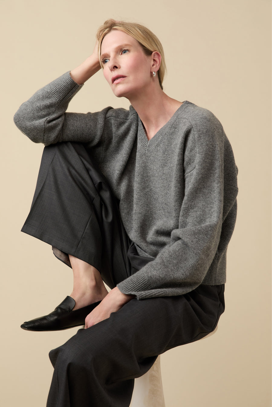The Cashmere V-Neck in Heather Grey